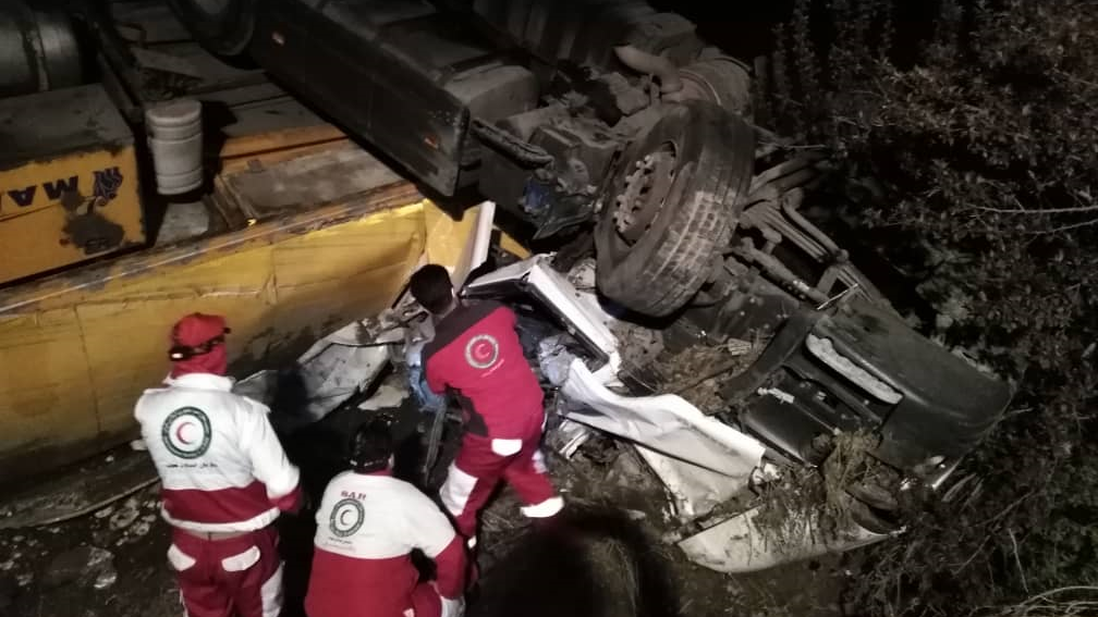 امدادرسانی در حادثه  واژگونی تریلی در جاده  سنندج